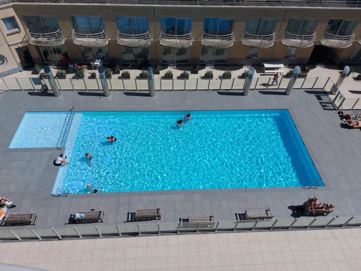 Appartement Met Zeezicht En Verwarmd Zwembad Остенде Экстерьер фото