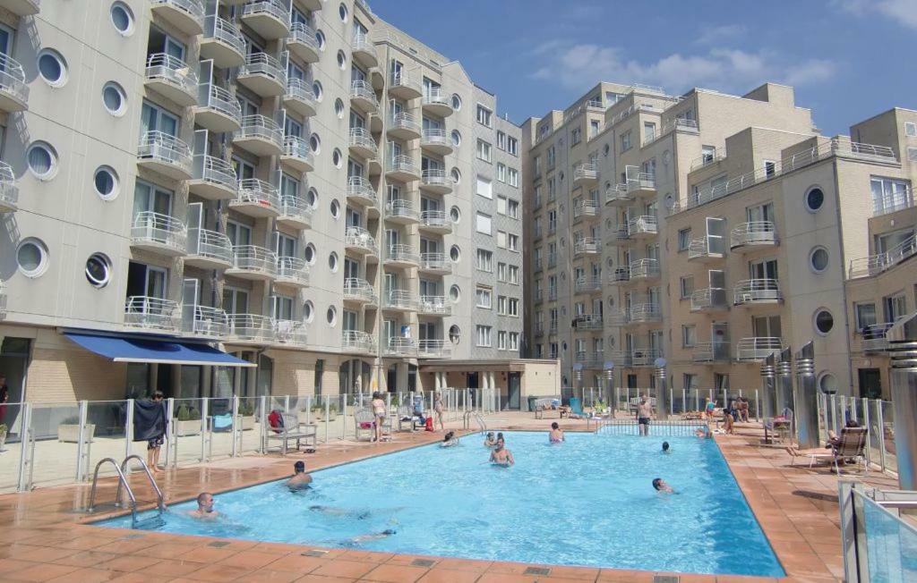 Appartement Met Zeezicht En Verwarmd Zwembad Остенде Экстерьер фото